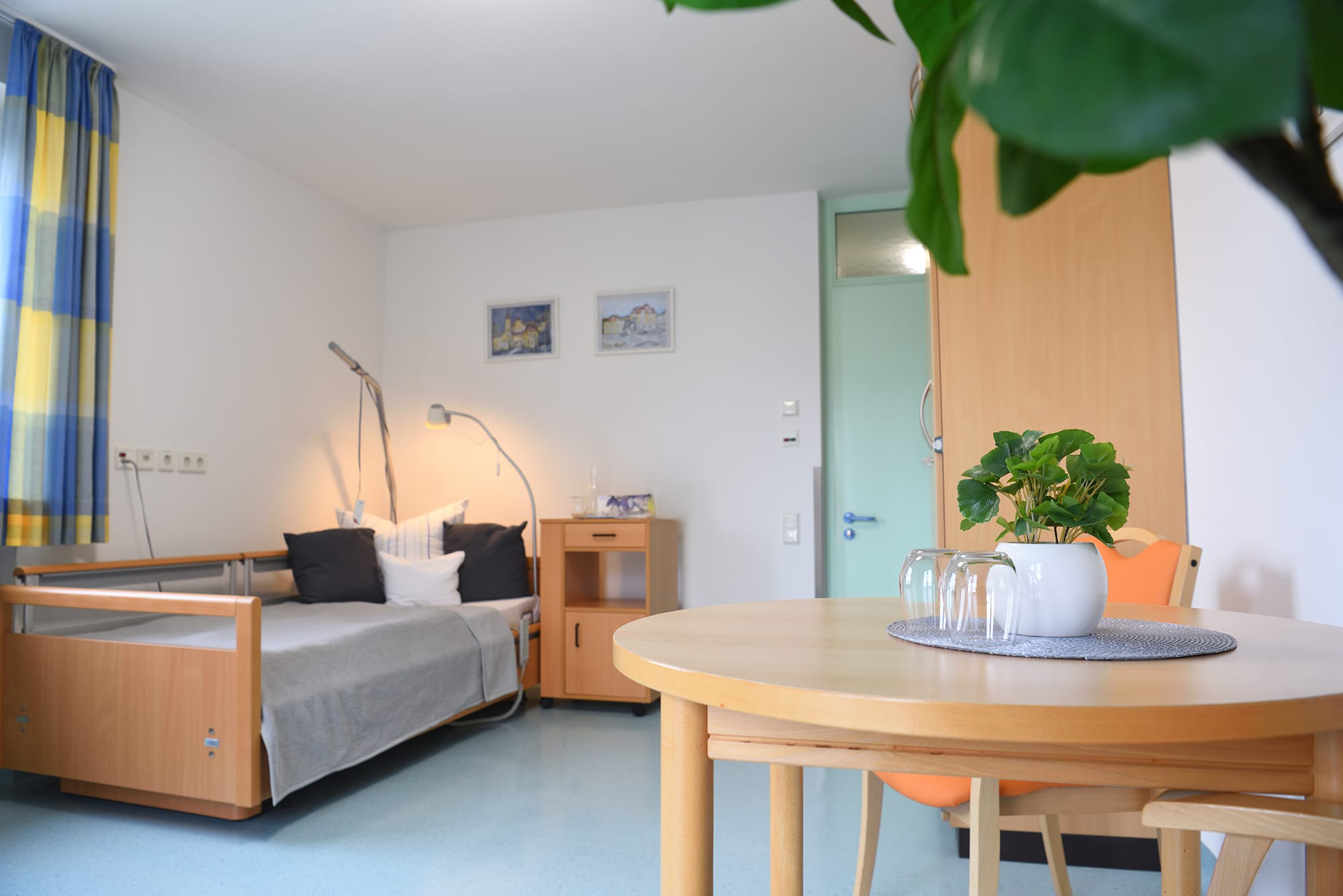 Beispiel Bett und Sitzecke im Einzelzimmer