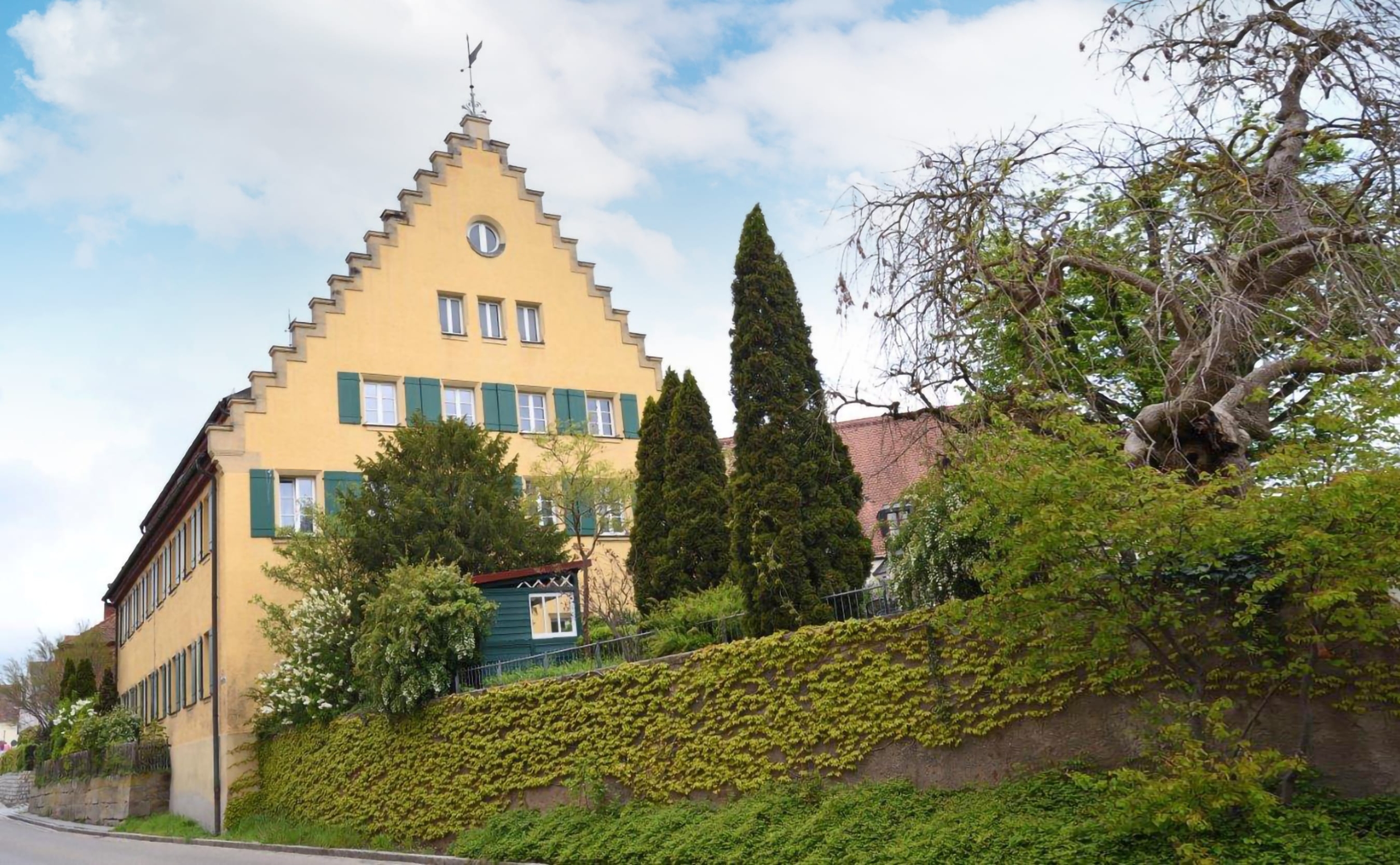Außenansicht des Altbaus mit Garten