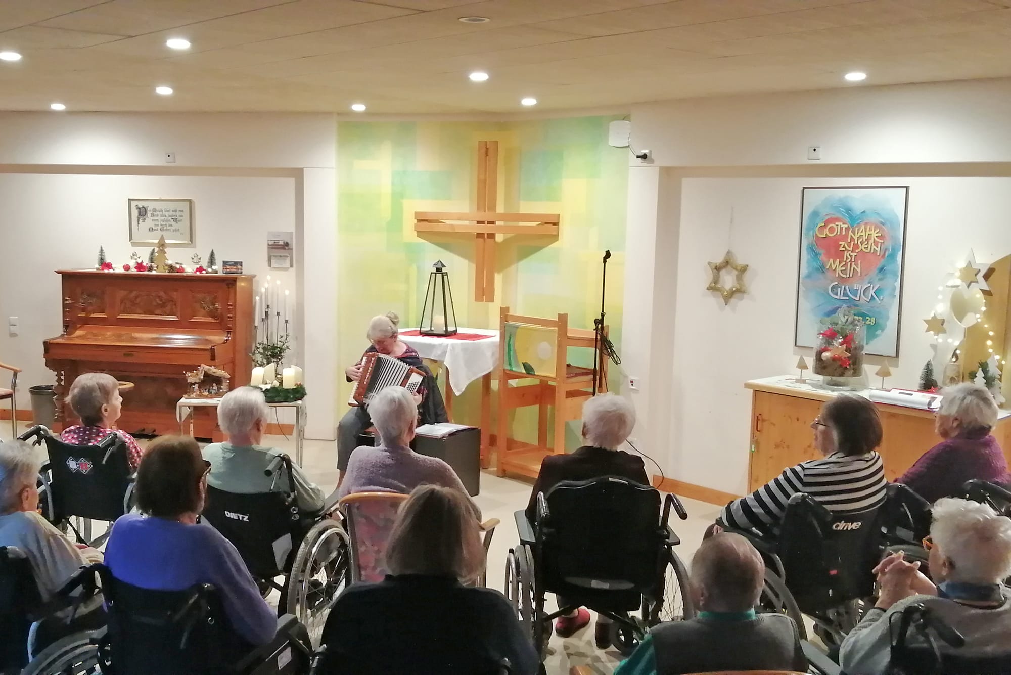 Bewohnerin sitzen um Quetschenspielerin im Mehrzweckraum