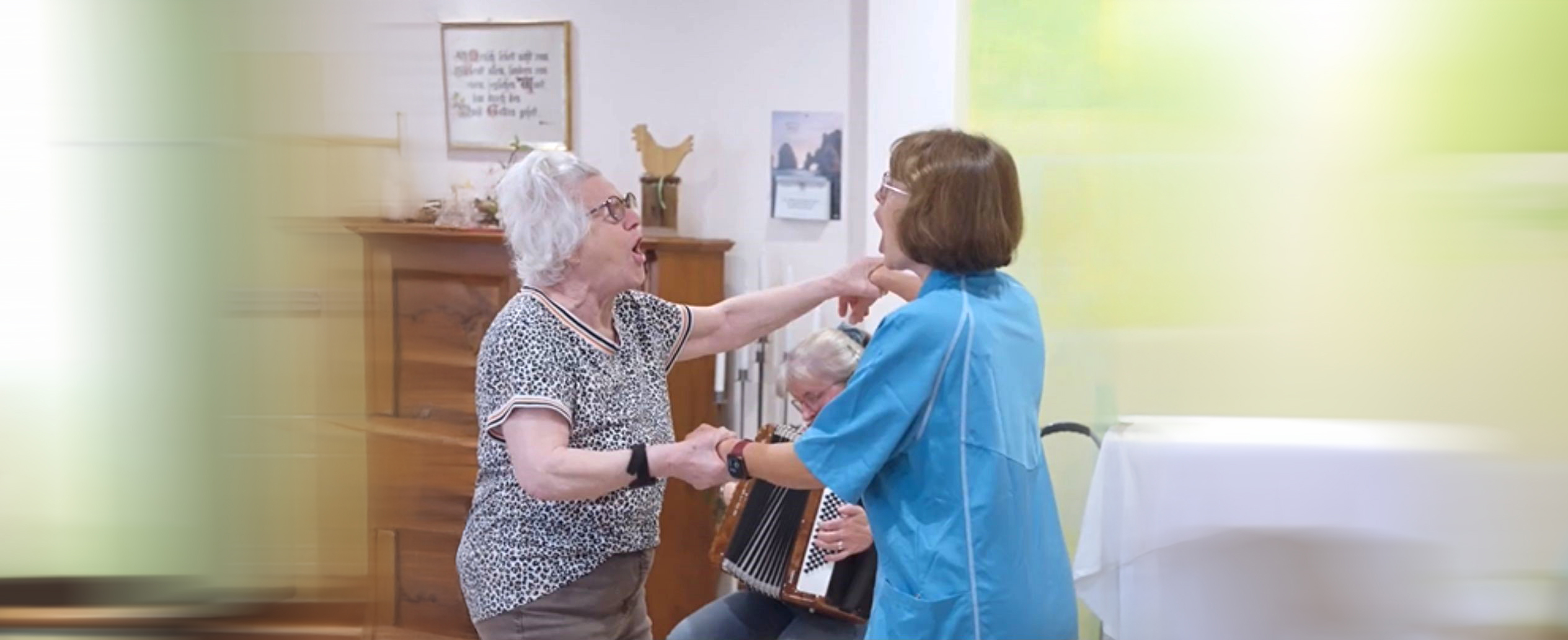 Bewohnerin und Pflegerin beim Tanzen